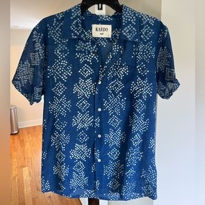 KARDO Blue button up short sleeve size Small